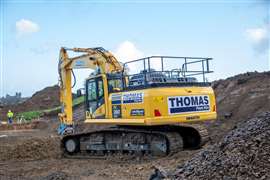 Une pelle mécanique de Thomas Plant Hire en action