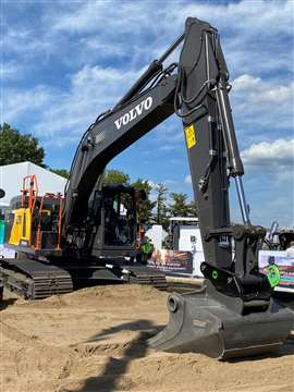 Escavatore elettrico EC230 della Volvo.