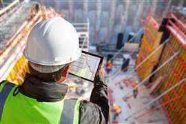 Bauingenieur oder Architekt auf der Baustelle prüfen Zeitplan mit Tablet-Computer