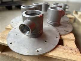 Burner head for an industrial burner chamber