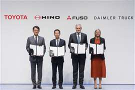Heads of four companies celebrate agreement to integrate Mitsubishi Fuso and Hino