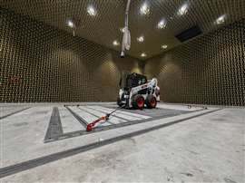 Una minipala compatta è posizionata all'interno della camera anecoica nel cuore del Centro Innovazione Bobcat a Dobříš, nella Repubblica Ceca. Construction Briefing ha avuto l'opportunità di visitare l'enorme sala, dotata di pannelli fonoassorbenti. La camera offre un ambiente controllato in cui Bobcat utilizza strumenti per valutare i livelli di rumore e vibrazioni emessi dalle sue macchine e dai suoi componenti. (Immagine: Neil Gerrard/KHL Group)