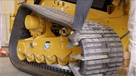 Immagine che mostra i cingoli di un'attrezzatura da costruzione Caterpillar. L'OEM ha pubblicato una raccolta di video e articoli per consentire ai clienti di eseguire manutenzione e riparazioni fai da te. (Foto: Caterpillar)