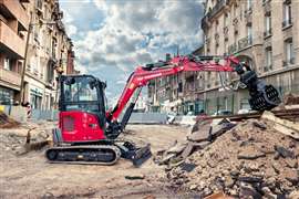 Foto da miniescavadeira SV39 da Yanmar CE, trabalhando em ambiente urbano. (Imagem: Yanmar CE)