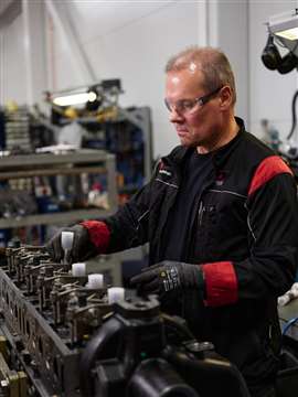 Técnico da AGCO Power em Linnavuori, fábrica de motores na Finlândia