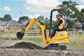 Un paysagiste au Royaume-Uni utilise une micro-pelle électrique JCB alimentée par l'énergie solaire.