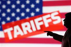 L'illustration montre un modèle miniature imprimé en 3D représentant le président américain Donald Trump, le drapeau américain et le mot « Tariffs »