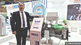 Wang Wen mit dem Yuchai K09-HS220 Motor auf der Agritechnica 2025