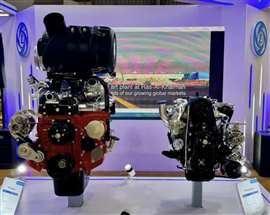 在EXCON展会上，阿肖克·雷兰德展台上的H4（左）和P15发动机亮相。