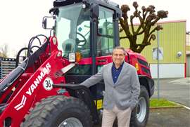 Fotografía de Jon López, presidente de Yanmar Compact Equipment EMEA, frente a una cargadora de ruedas Yanmar. (Imagen: Yanmar CE)