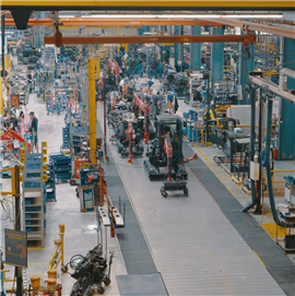 Fotografía que muestra la línea de producción de excavadoras en las instalaciones de Yanmar CE en Saint-Dizier en Francia. (Imagen: Yanmar CE)