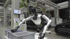 Un robot umanoide Zoomlion esegue operazioni di smistamento in fabbrica (immagine per gentile concessione di Zoomlion)