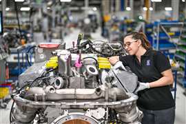 Employé travaillant sur une chaîne de montage