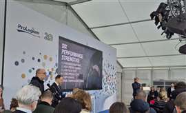 Vincent Yang parla alla cerimonia di inaugurazione del nuovo stabilimento ProLogium