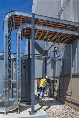 Un técnico supervisa el sistema de almacenamiento de energía en baterías (BESS). La instalación utiliza una lógica de control precisa para garantizar una transición fluida entre la energía almacenada y la red eléctrica de la planta.