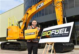 Heath Vanrooyen, jefe de equipo de JCB Heavy Products, aparece en la foto junto a una excavadora de orugas JCB 245XR.