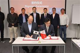 Carsten von der Geest di Putzmeister e Lawrence Liu di Sany Crane firmano l'accordo di produzione tedesco.