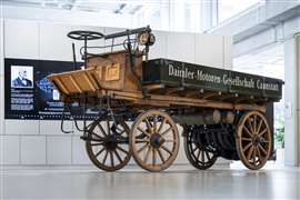 Daimler Truck feiert 130 Jahre seit Gottlieb Daimler 1896 den ersten Lkw der Welt erfunden hat.
