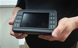 Der neue M805, vorgestellt von Tony Manton, dem Leiter des technischen Supports von DSE