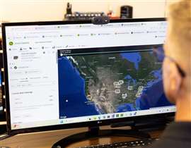Un technicien surveille les moteurs à travers les États-Unis via la plateforme Connect Support de John Deere.