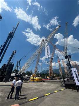 O pátio da Liebherr está cheio de máquinas Nenzing.