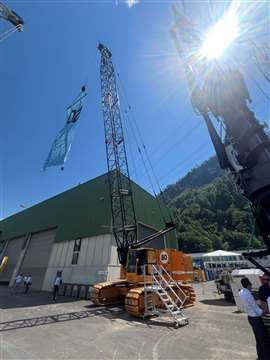 Primeira unidade do guindaste sobre esteiras 870 da Liebherr sob o sol no dia de portas abertas do 50º aniversário.