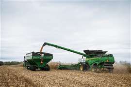 John Deere Mähdrescher bei der Maisernte