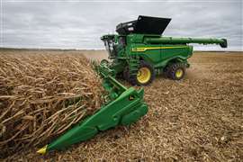 John Deere Mähdrescher bei der Maisernte