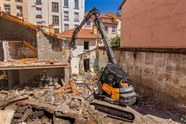 Escavatore Case in un cantiere di demolizione