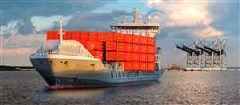 Un porte-conteneurs en mer transporte des conteneurs battant pavillon chinois.
