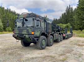 Tarnlackierter Rheinmetall RMMV HX81 Elefant 2 Schwerlasttransporter mit mehrachsigem Schwerlastanhänger für Kampffahrzeuge