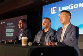 Unterzeichnungszeremonie zur Anerkennung der Groupe Gymdex als Gründungspartner von LiuGong Canada. (Von rechts nach links: Dongchun Li, Vizepräsident von LiuGong und Vorsitzender von LiuGong Nordamerika; Mitte: Yannick Charbonneau, Präsident der Groupe Gymdex; Jim Miao, Geschäftsführer von LiuGong Canada.)