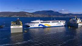 O ferry China Zorrilla é carregado no navio semissubmersível de carga pesada Black Marlin.