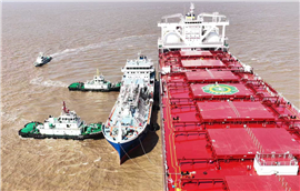 Mineral Europa (right) receives ammonia fuel from bunkering vessel 
