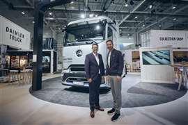 Achim Puchert (derecha), director ejecutivo de Mercedes-Benz Trucks