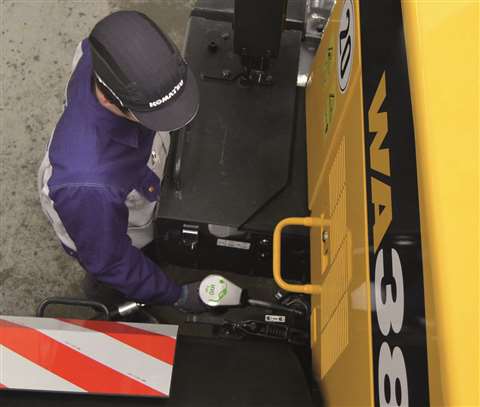 Filling a Komatsu machine with HVO